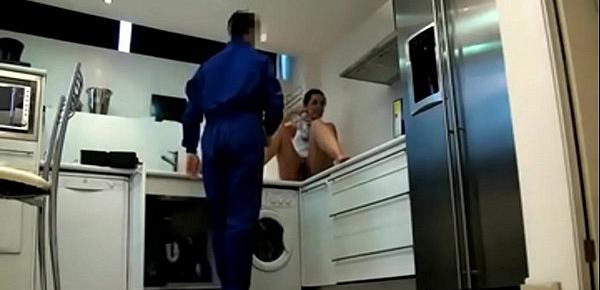  Hidden Cam Dangerous Woman, Plumber Was Captivated